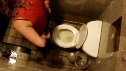 पोता पाला दादी की चूत और उसे स्नान करते समय इंग्लिश सेक्स वीडियो मूवी बाथरूम में