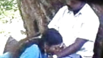 सुंदर सेक्सी वीडियो इंग्लिश मूवी अधोवस्त्र में एक लड़की एक बाल्टी में बैठ गई और बकवास